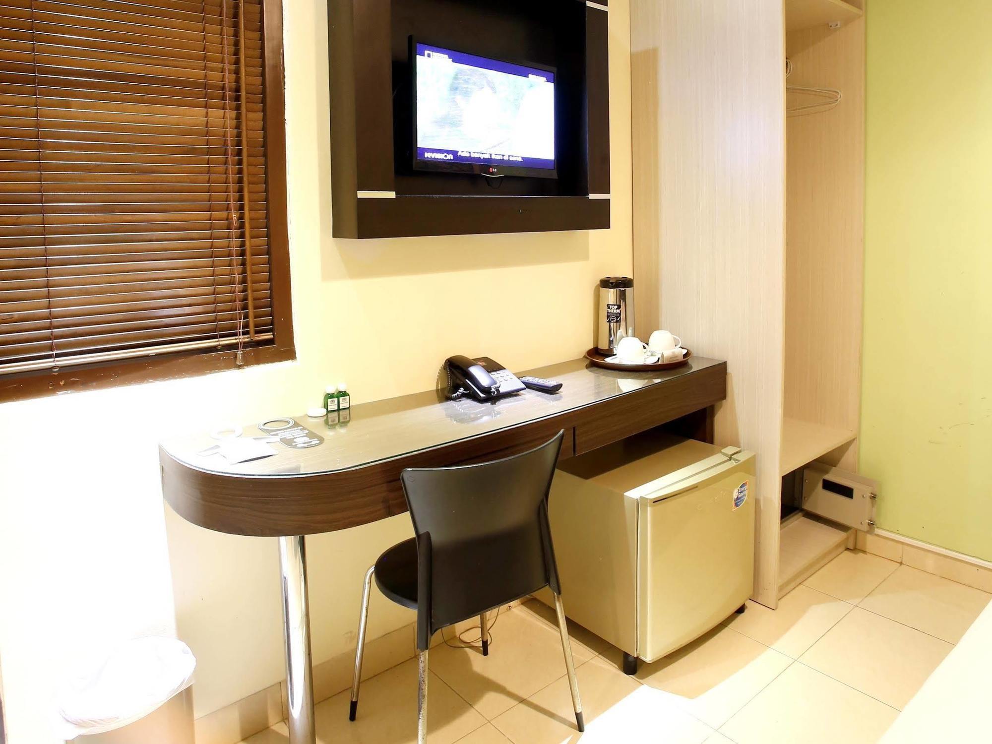 Reddoorz Plus @ Karet Setiabudi Jakarta Buitenkant foto