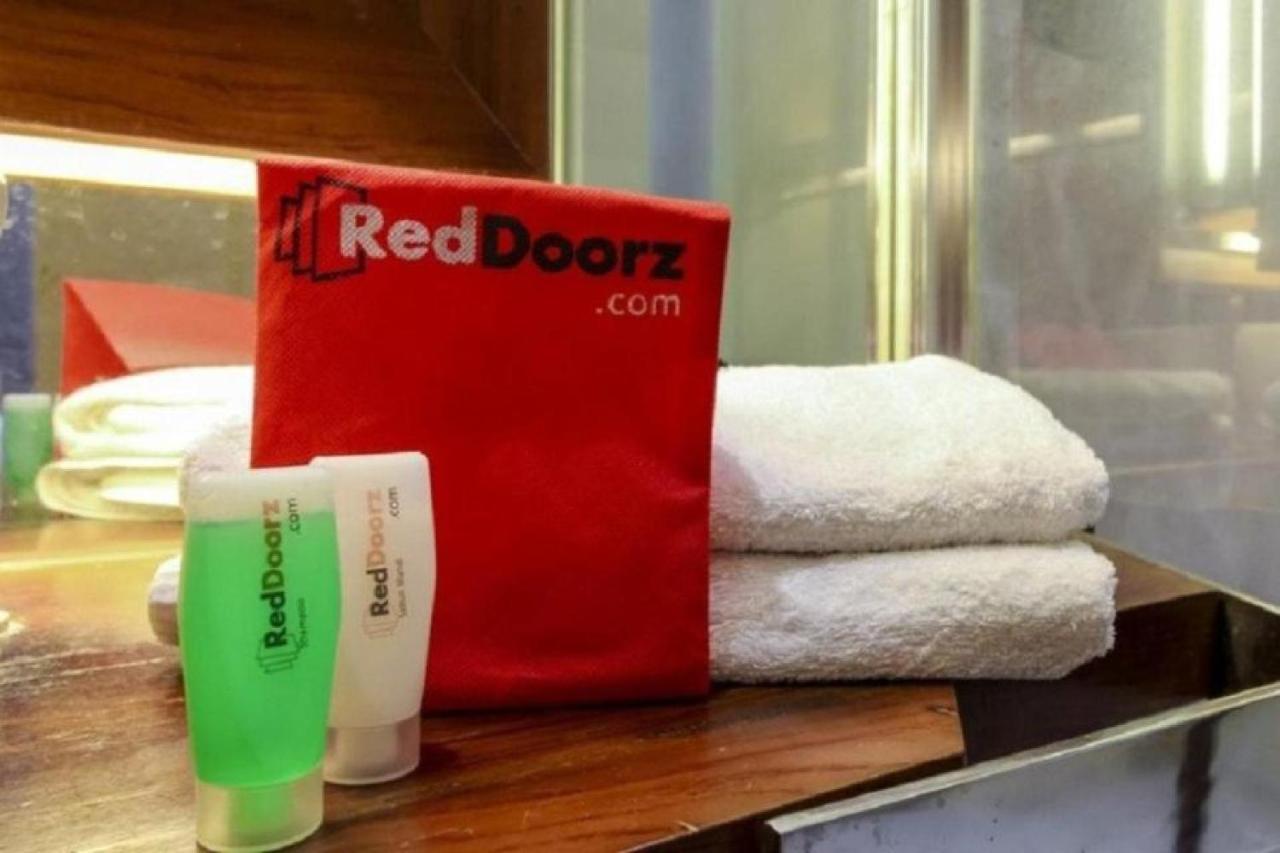 Reddoorz Plus @ Karet Setiabudi Jakarta Buitenkant foto